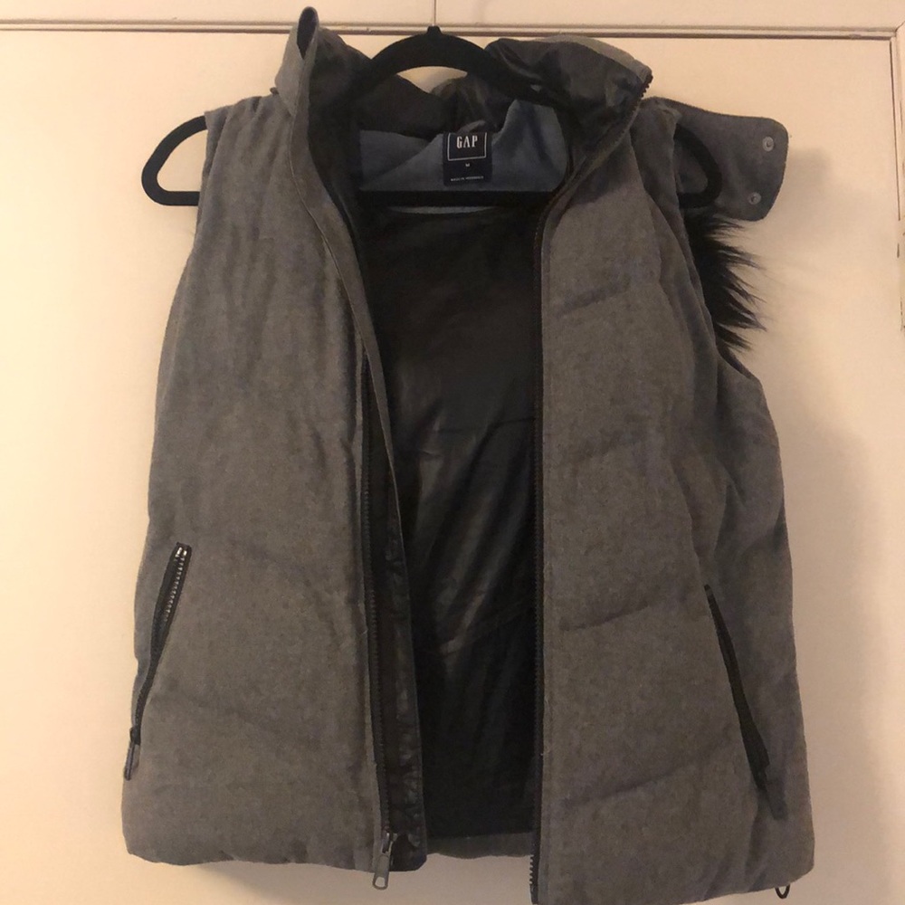 Gorgeous mint condition Gap vest + zip faux fur 💗